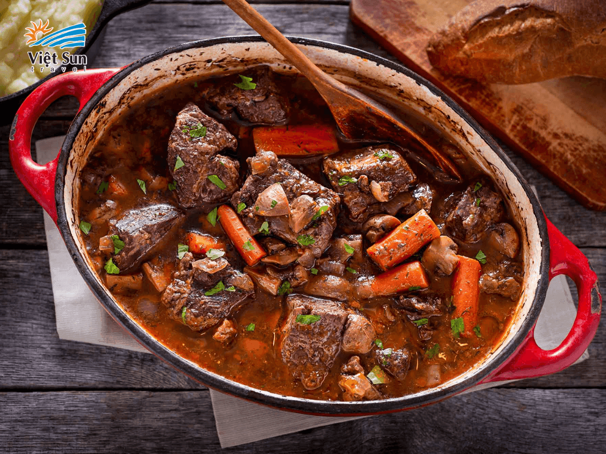 Bò hầm Boeuf Bourguignon.png