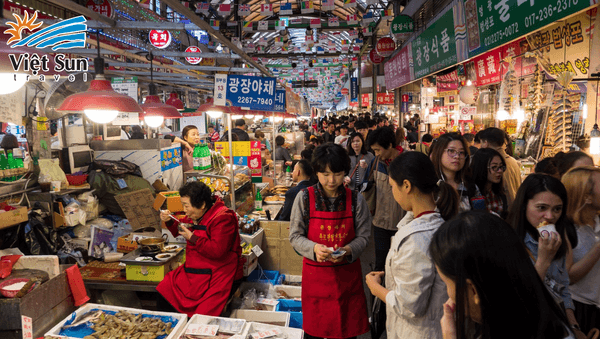 Chợ Gwangjang đông đúc du khách dẫn người dân