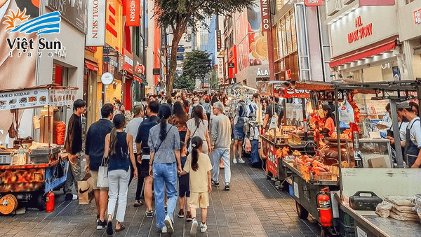 Khu ẩm thực Myeongdong thu hút lượng lớn du khách