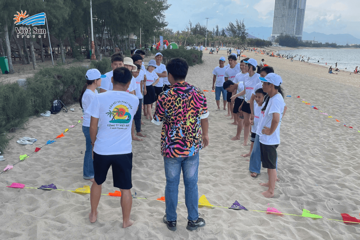 Khách Tour Đoàn Viet Sun chơi mini game