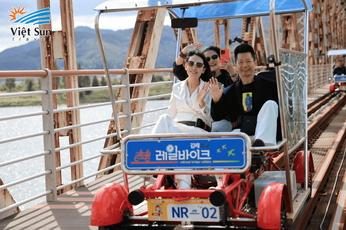 Khách đoàn Viet Sun Travel trải nghiệm đạp xe trên đường ray ven sông Nakdong