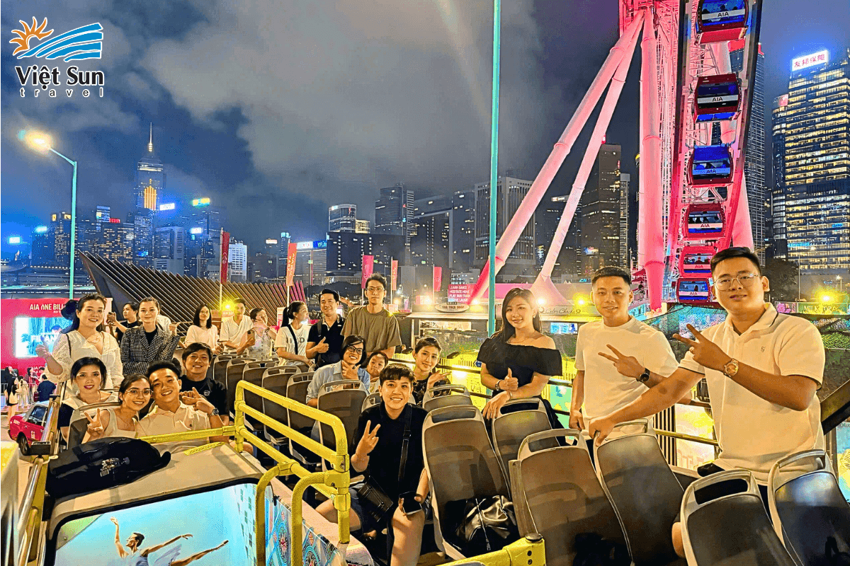 Khách tour đoàn Viet Sun check in trên xe buýt hai tầng tại HongKong