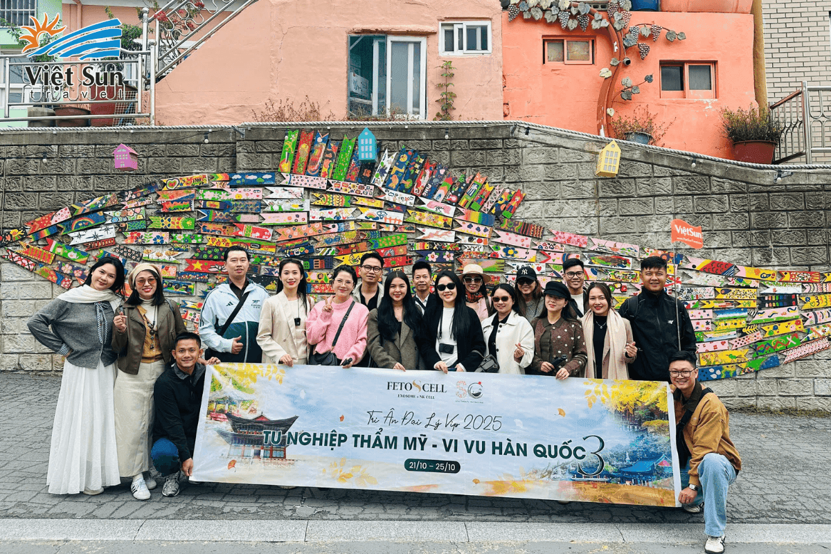 Khách đoàn Viet Sun Travel check in tại Làng bích họa Gamcheon Village 