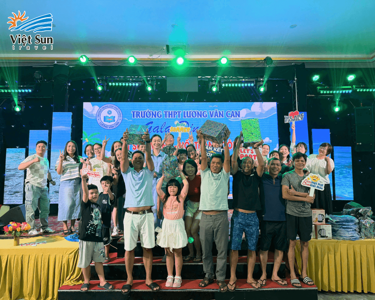Đoàn trường vui vẻ hứng khởi tại đêm Gala Dinner cùng nhau