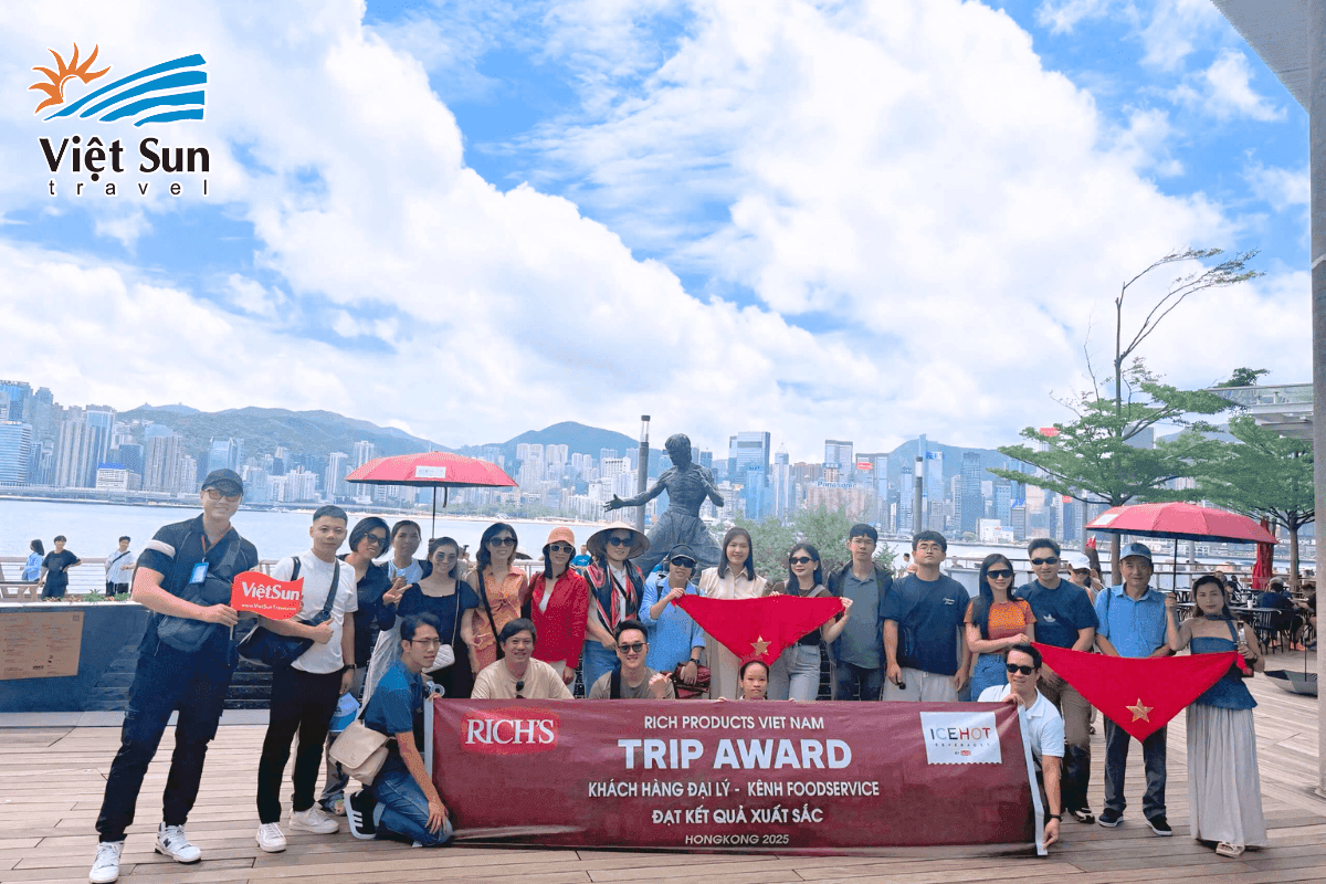 Đoàn Viet Sun Travel check in tại đại lộ ngôi sao huyền thoại