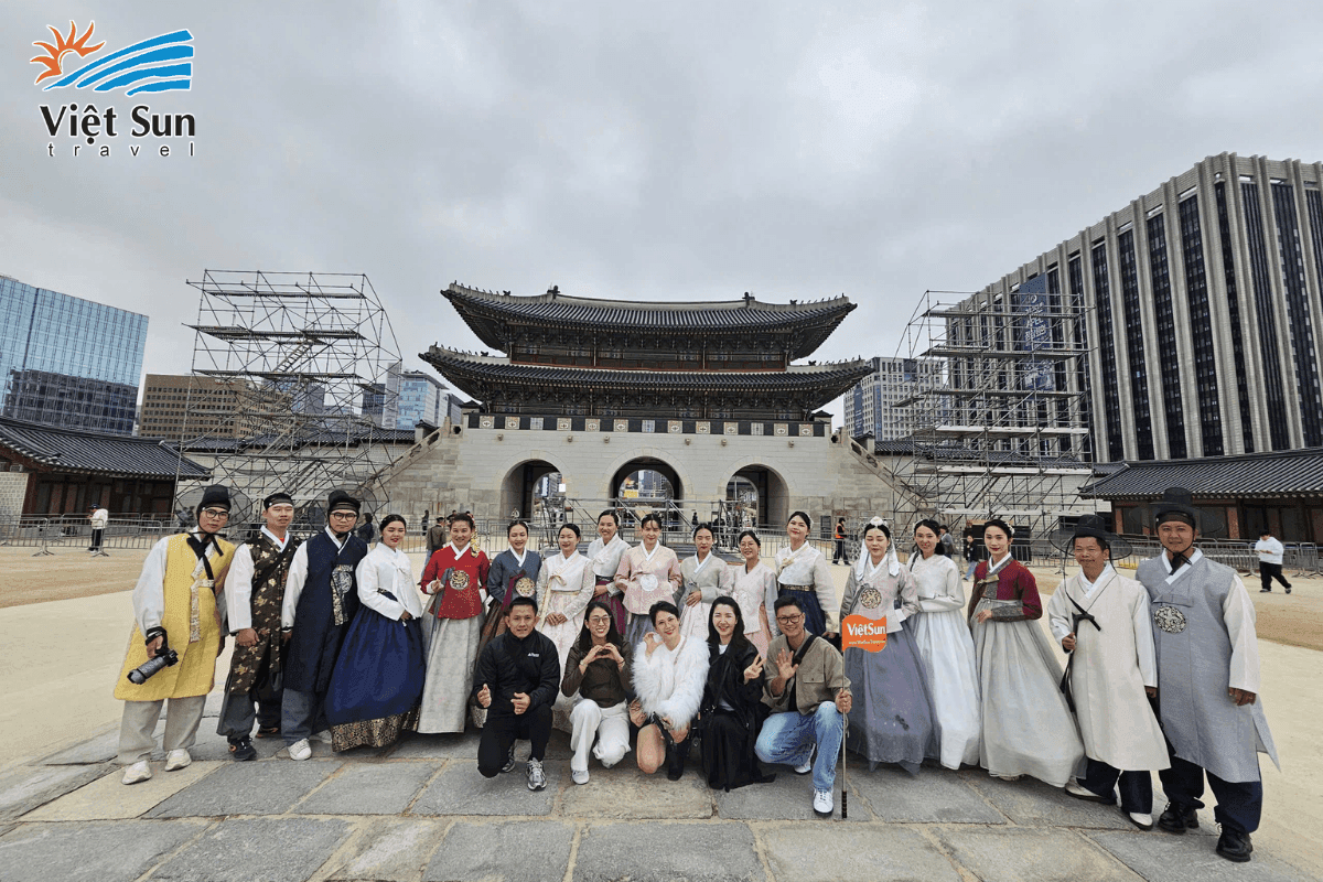 Khách đoàn Viet Sun Travel trải nghiệm mặc hanbok
