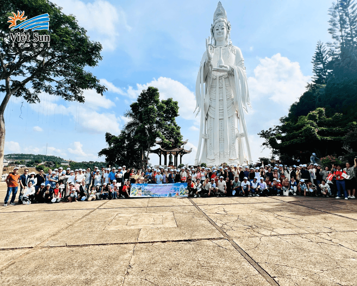 Đoàn khách check-in Đà lạt với sự hứng khởi, hào hứng 