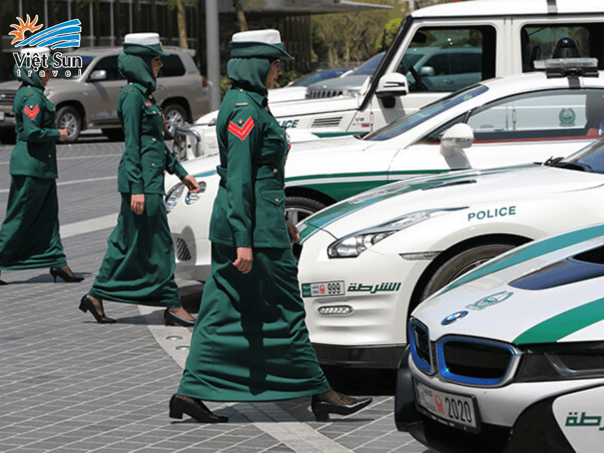 Cảnh sát nữ làm nhiệm vụ tại Dubai