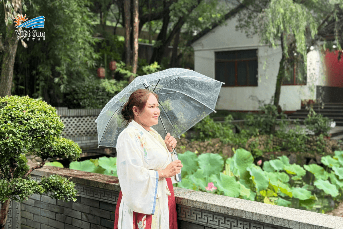 Khách Viet Sun chụp hình tại Thượng Hải