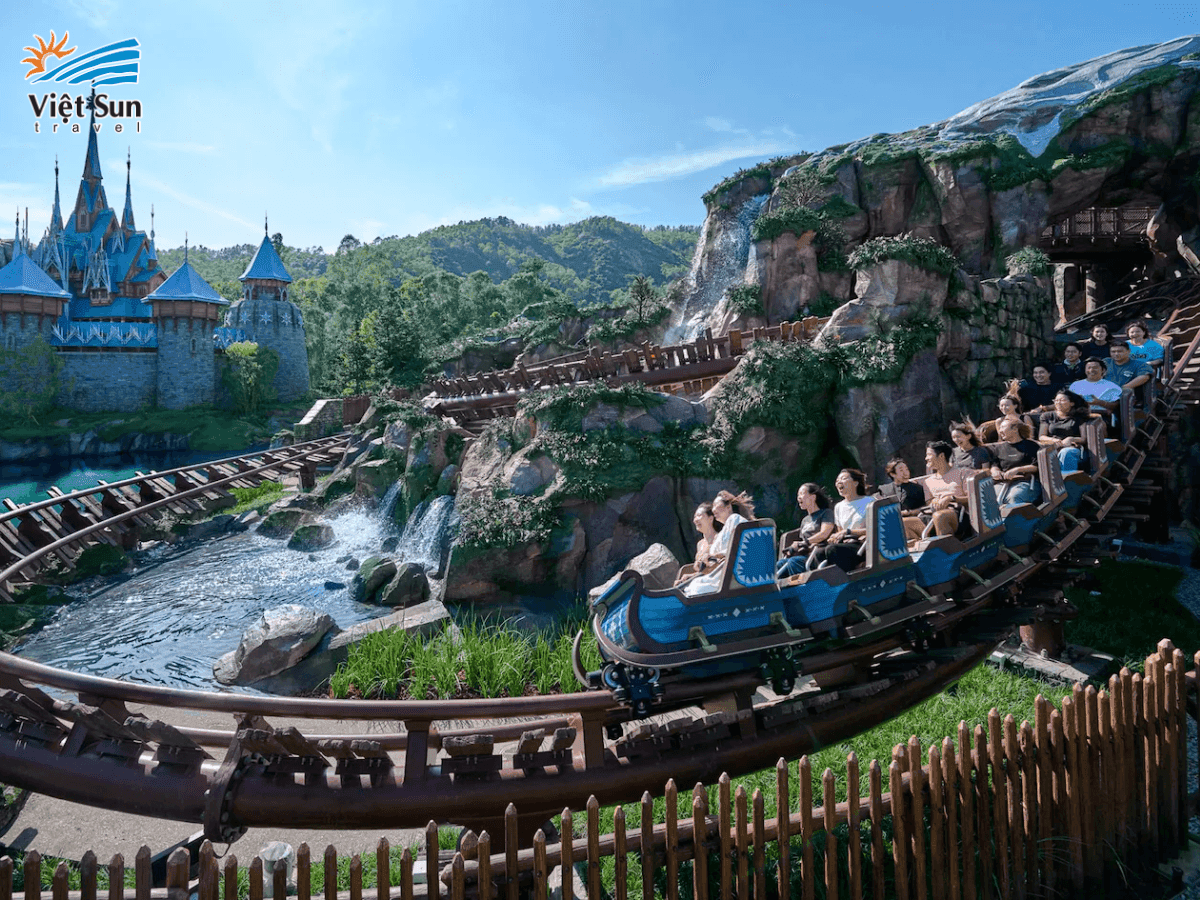 Trò chơi tàu lượn gia đình trong công viên Disneyland