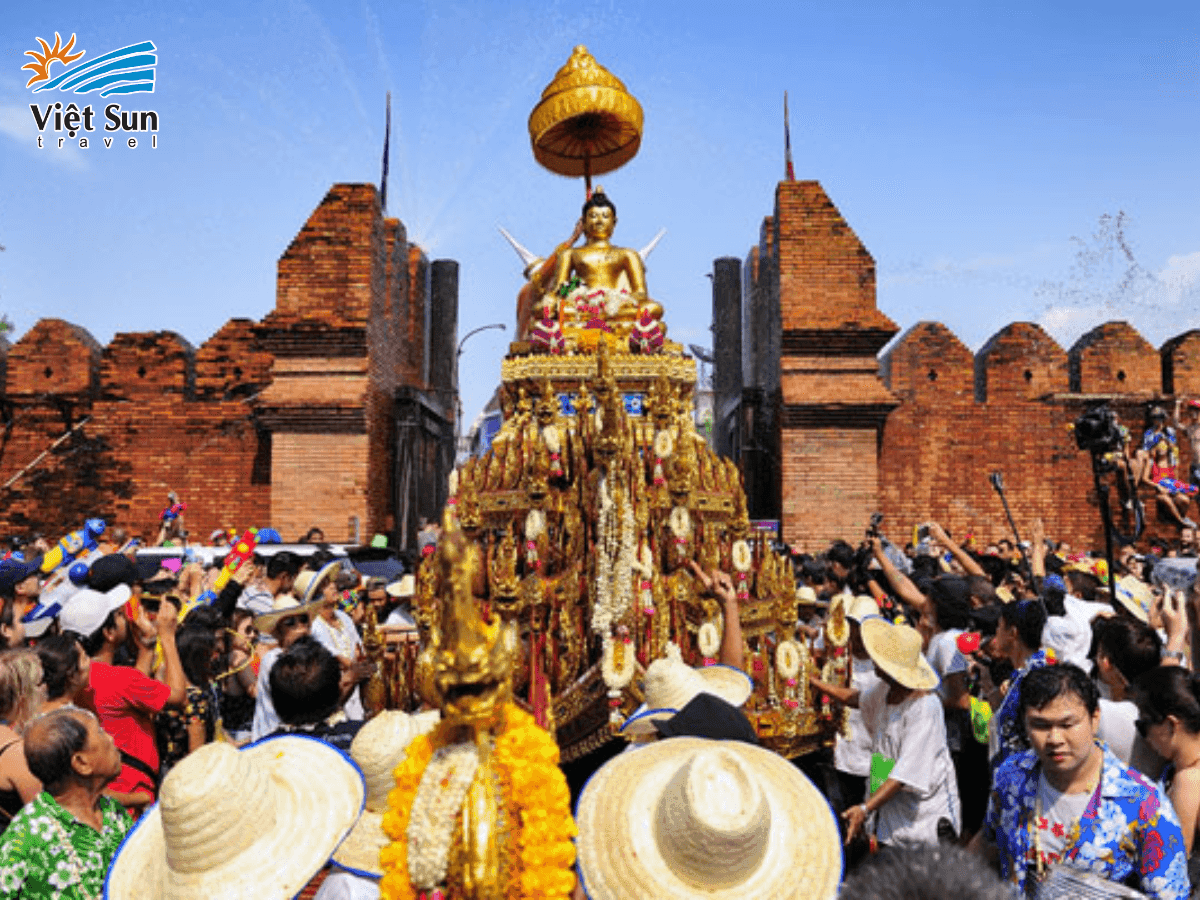 Hoạt động tắm Phật vào ngày Tết Songkran