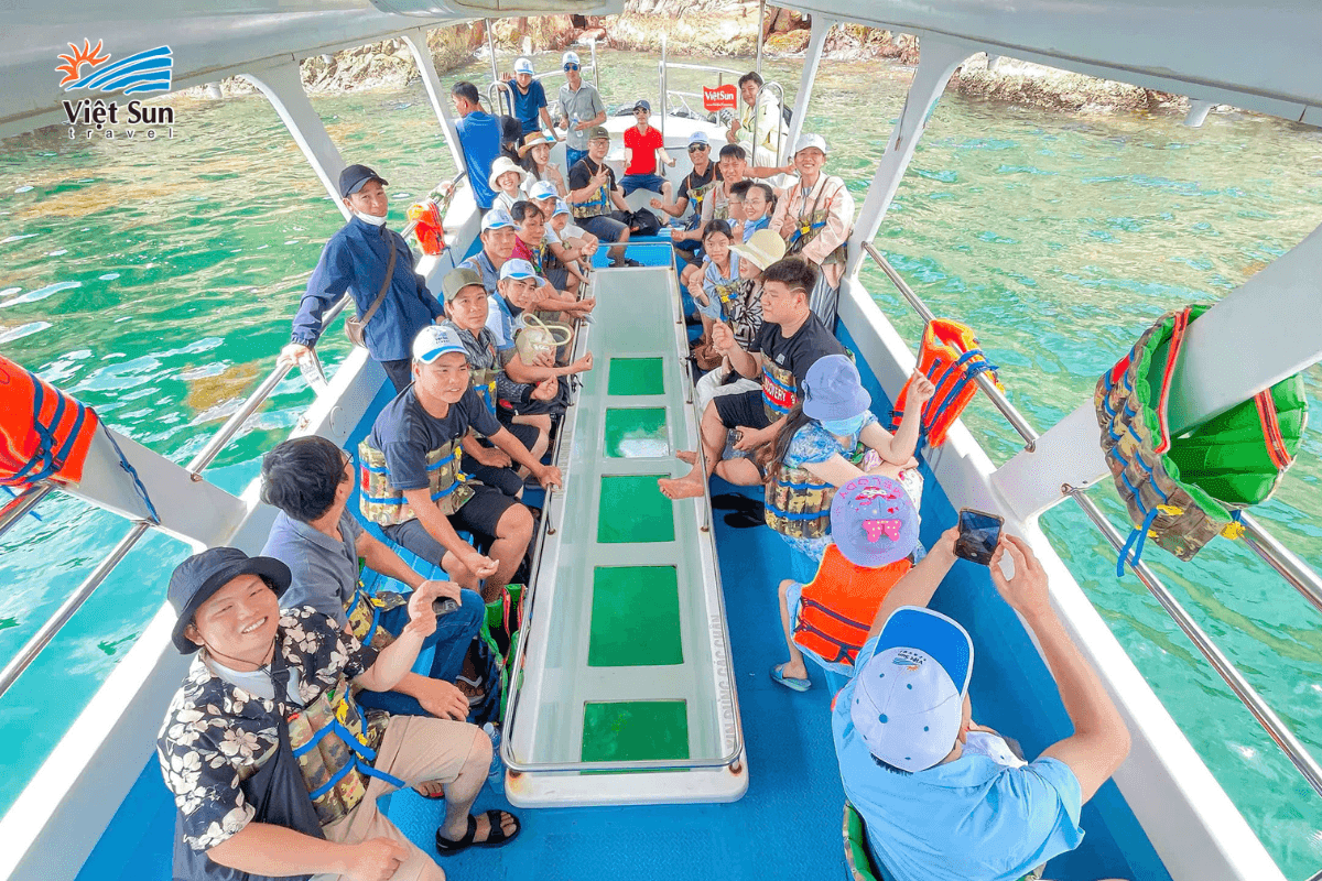 Khách Tour Đoàn Viet Sun đi thuyền