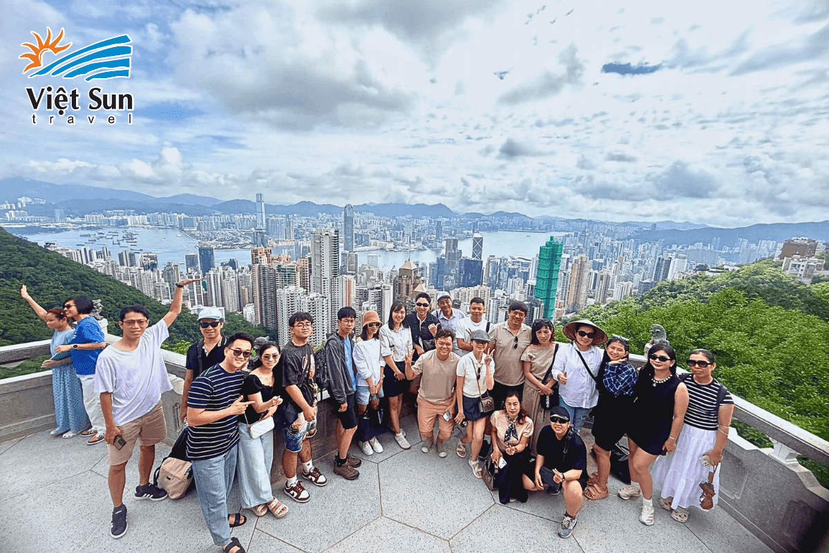 Đoàn Viet Sun Travel ngắm toàn cảnh thành phố từ đỉnh núi Thái Bình