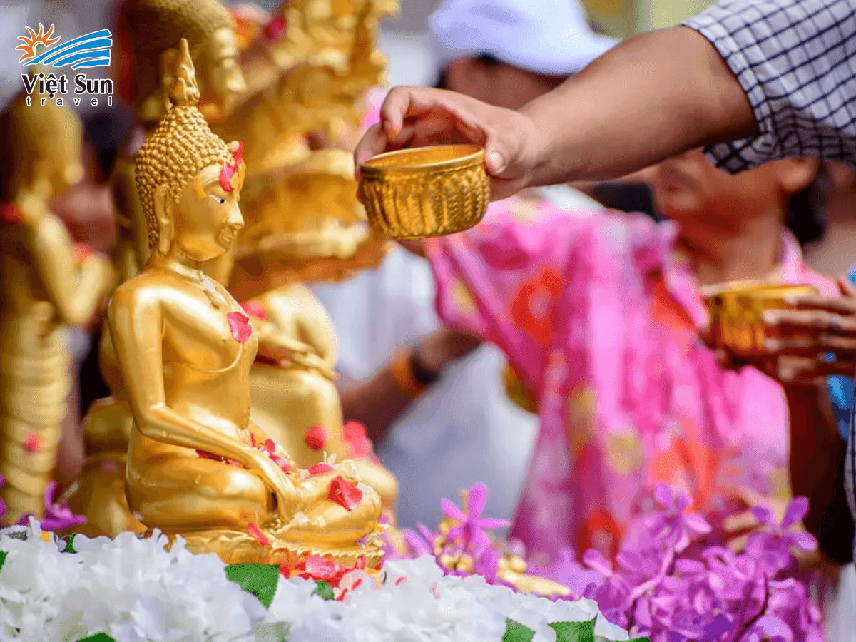 Người dân đi chùa cầu nguyện vào dịp Tết Songkran
