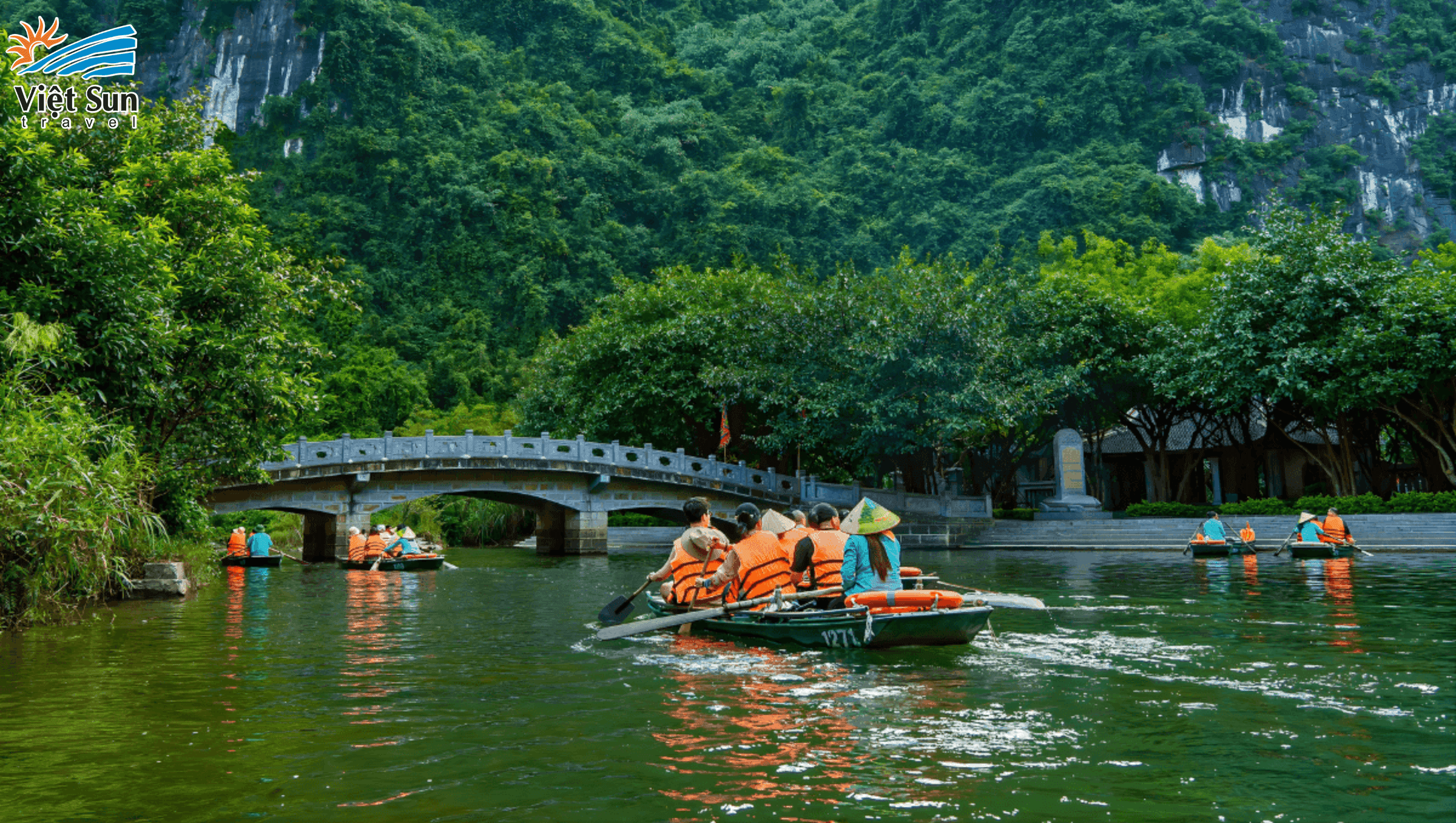 ngồi thuyển check in Tràng An Ninh Bình