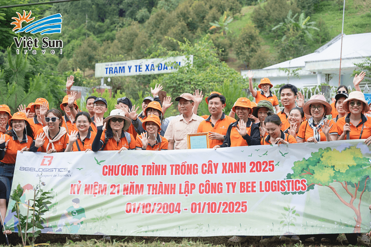 Viet Sun Travel trồng cây xanh - du lịch bền vững