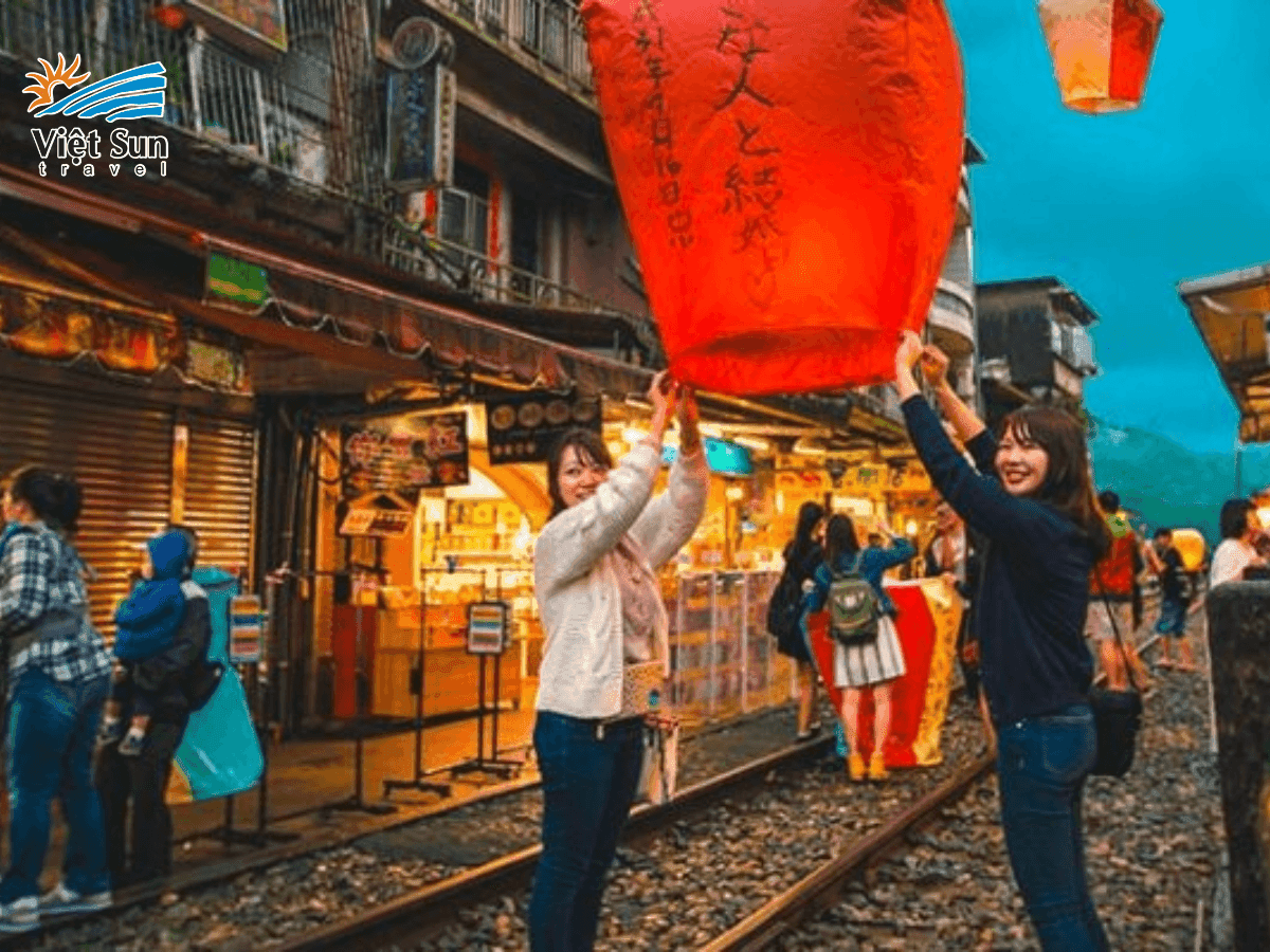 thả đèn tại làng cổ thập phần