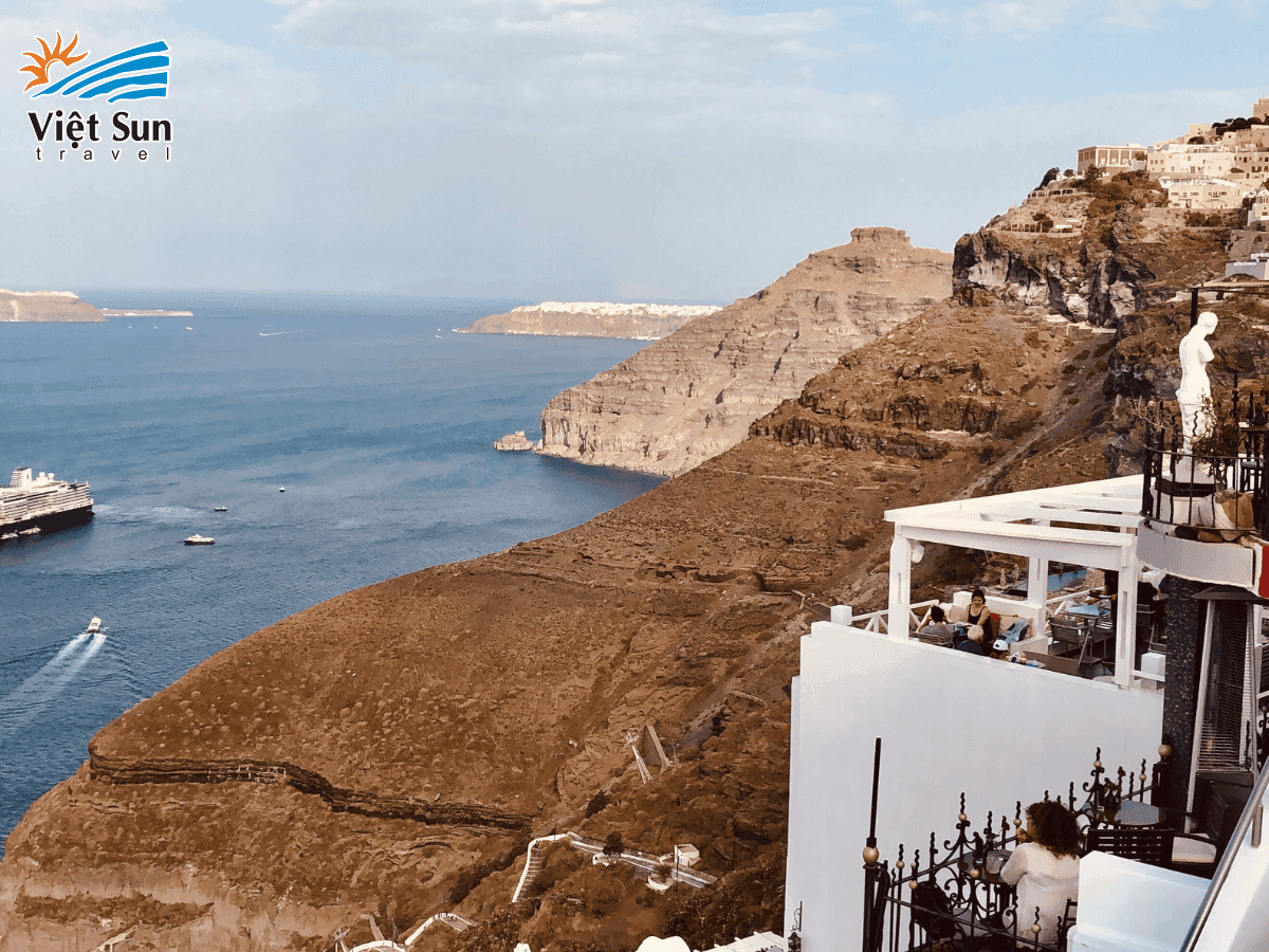 Làng Fira xinh đẹp giữa đảo Santorini
