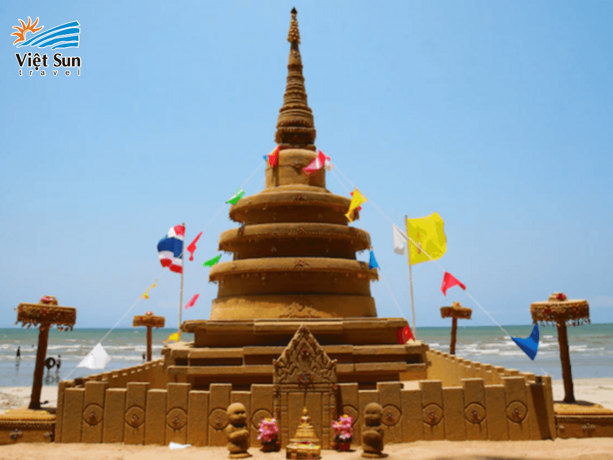 Hoạt động xây tháp cát trong Tết Songkran
