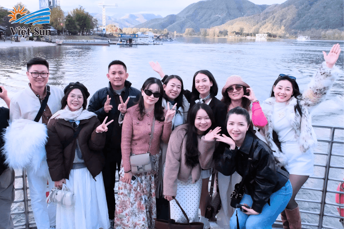 Khách đoàn Viet Sun Travel check in ảnh nhóm
