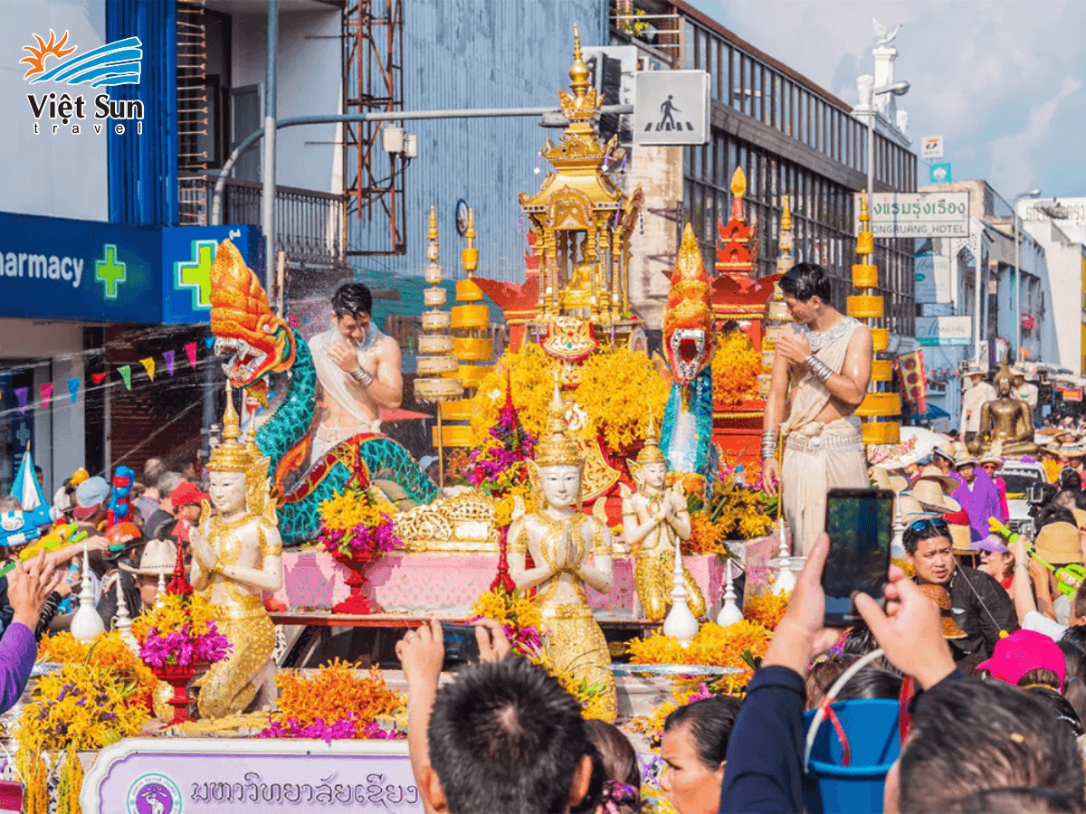 Dòng người đổ ra đường đón Tết Songkran