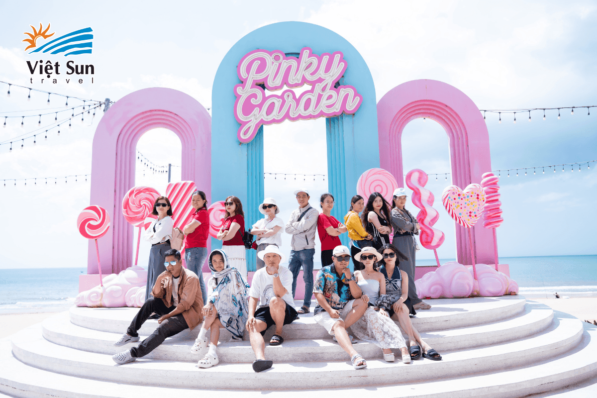 Đoàn FE Credit – Khu vực Mekong III chụp hình tại Pinky Garden 