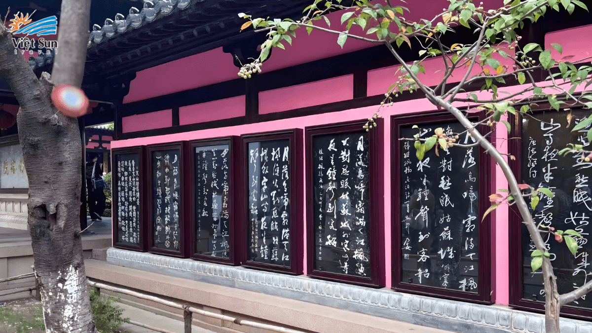 Bảng khắc thơ trong chùa 