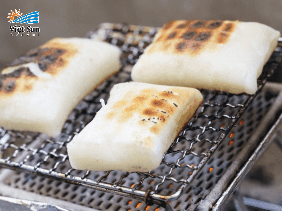 Bánh gạo nướng vừa ra lò, topping hấp dẫn.