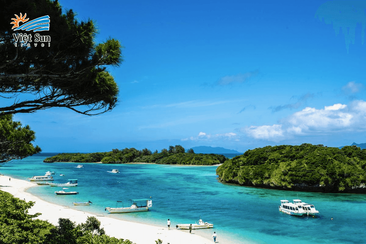 Biển xanh ngọc bích tại Okinawa.