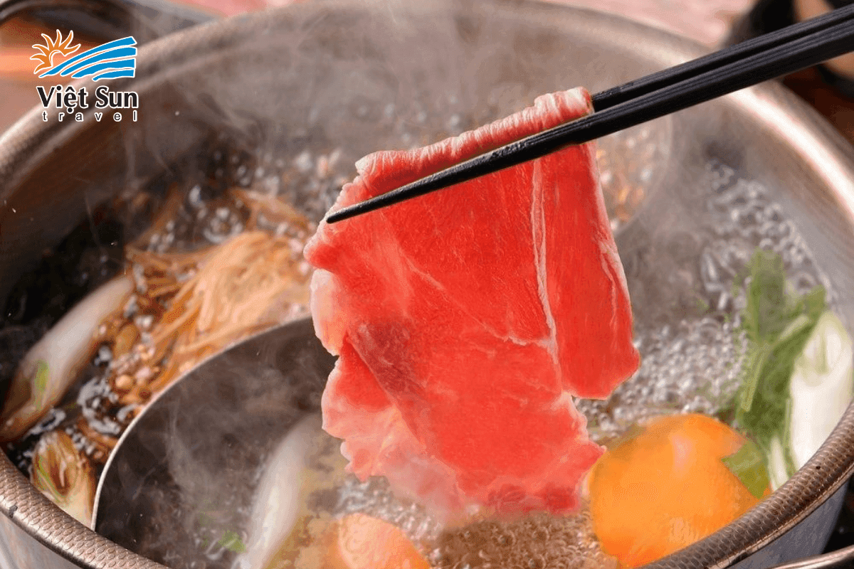 Cách nhúng thịt bò trong lẩu Shabu Shabu.