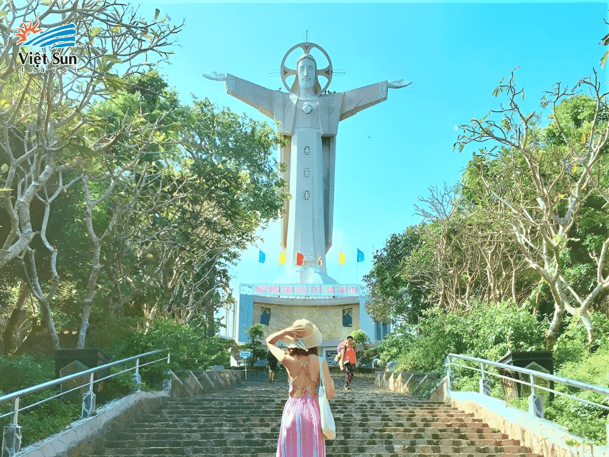 Check-in cùng Tượng Chúa Kitô