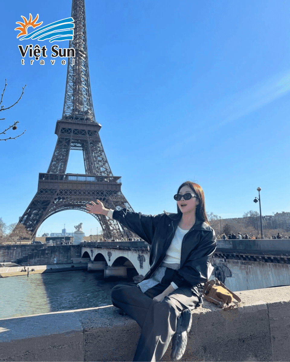 Check in tháp Eiffel khi du lịch Châu Âu