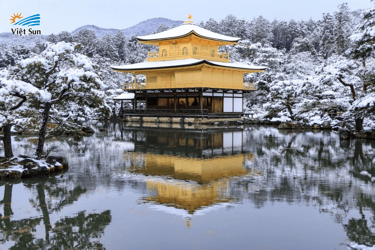 Chùa Kinkakuji vào mùa đông.
