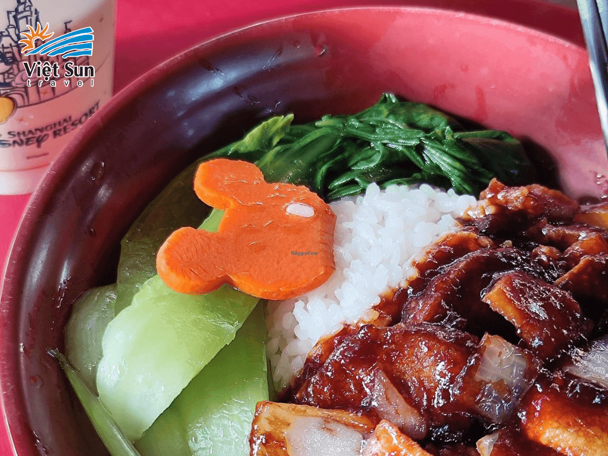 Cơm gà sốt đậm đà tại Tangled Tree Tavern.png