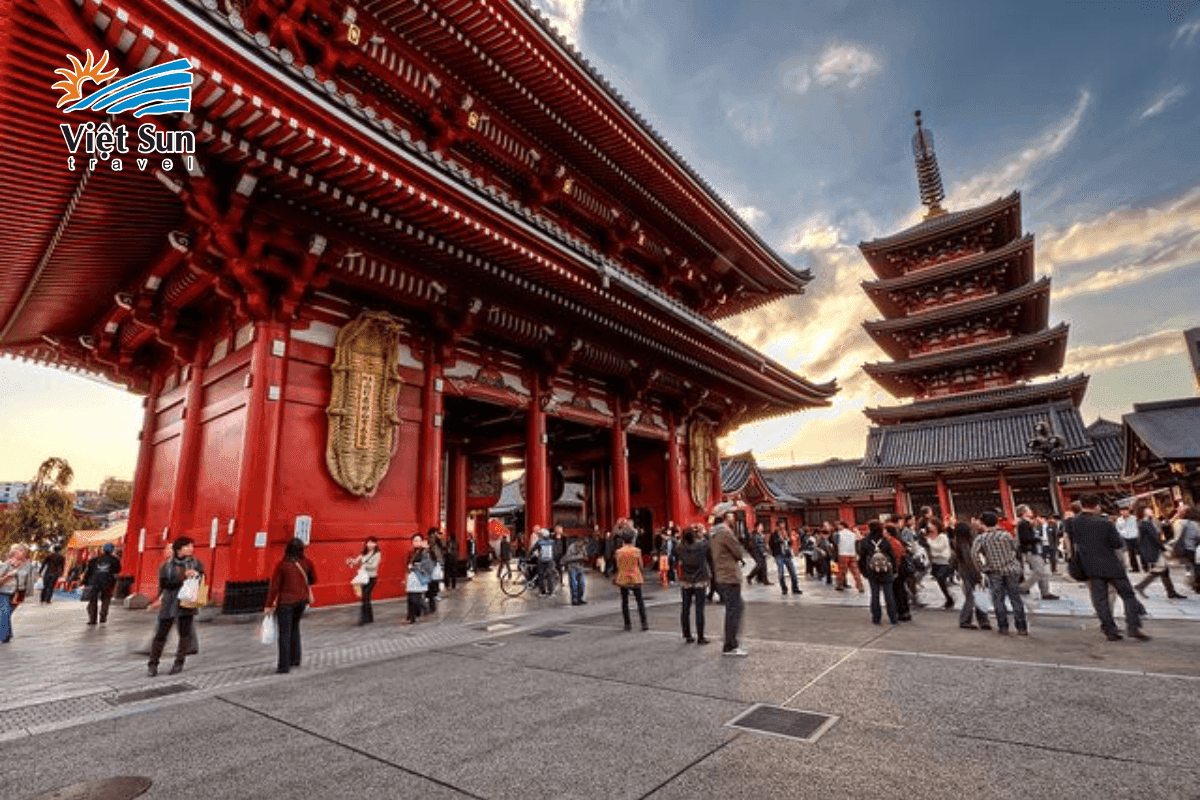 Cổng Kaminarimon với đèn lồng đỏ khổng lồ