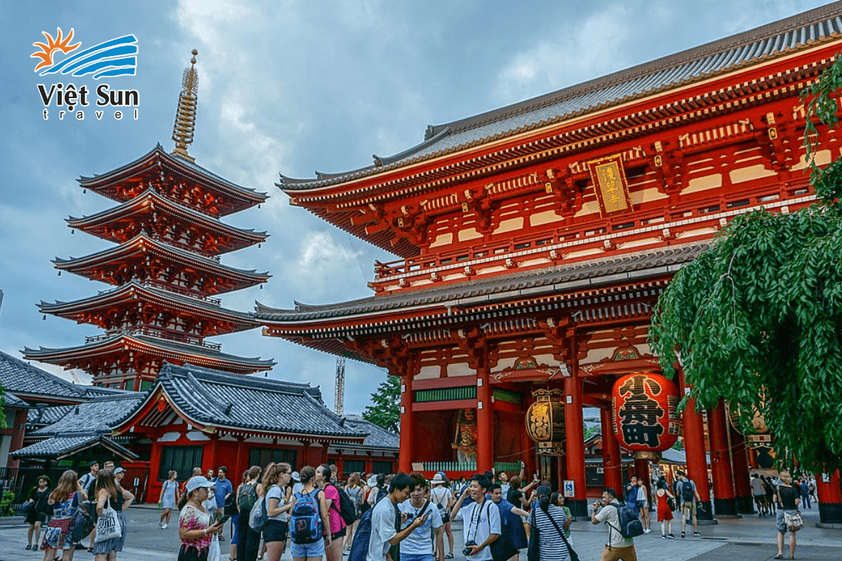 Cổng đền Sensoji rực rỡ giữa lòng Asakusa.