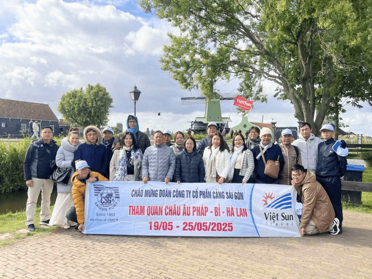 Công ty Cảng Sài Gòn check in Tour Châu Âu