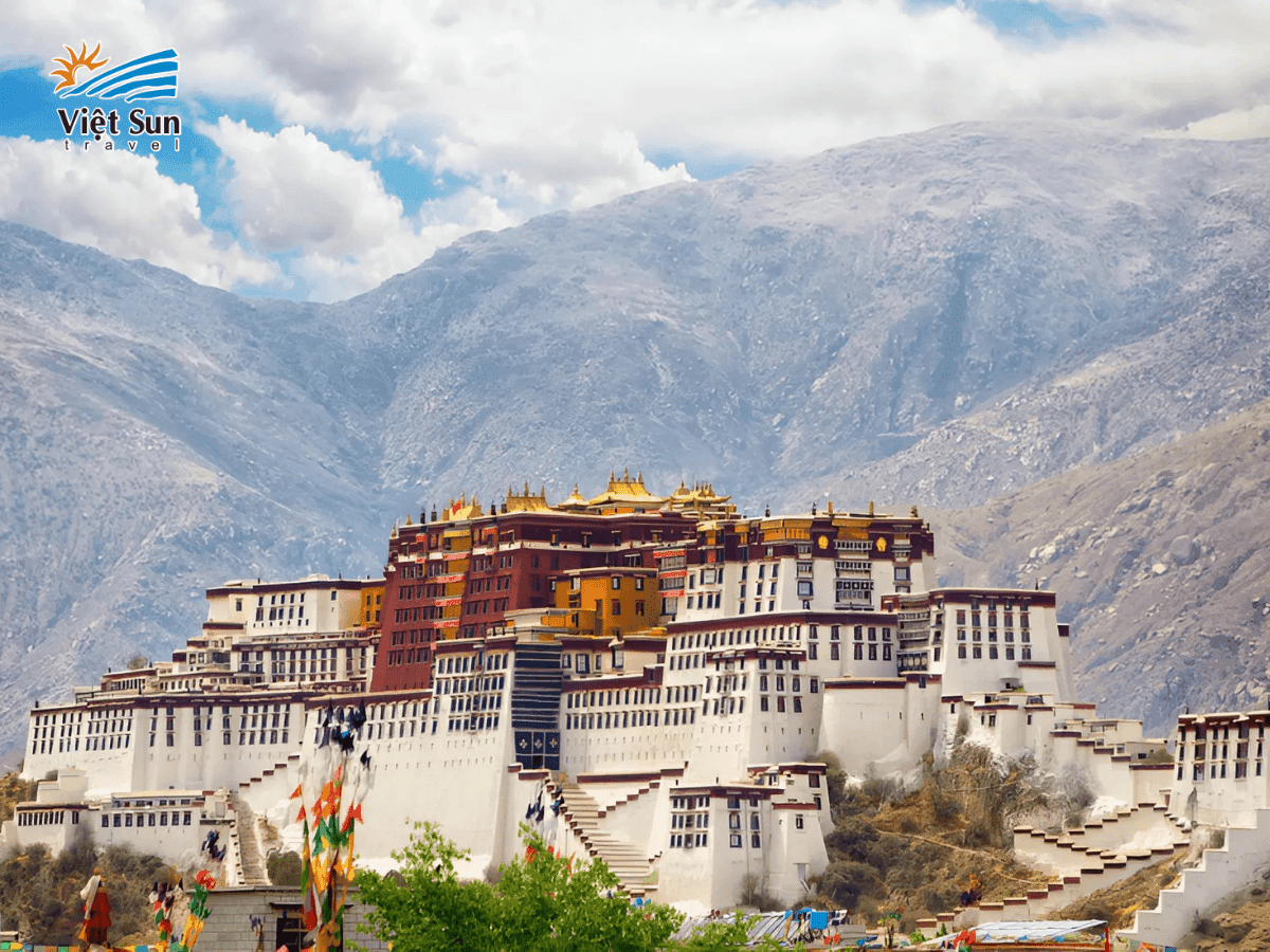 Cung điện Potala tráng lệ tại Tây Tạng.png