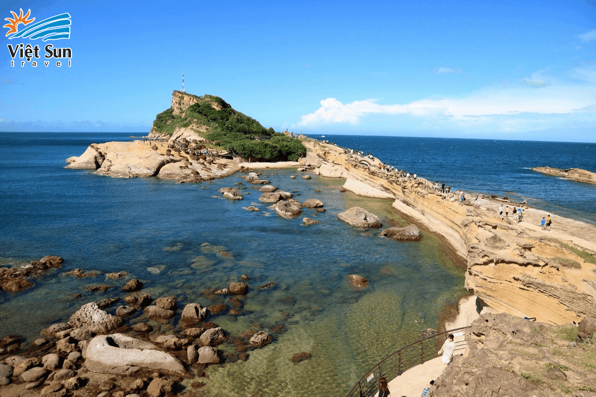 Dã Liễu mùa hè nắng đẹp, biển xanh rì rào.