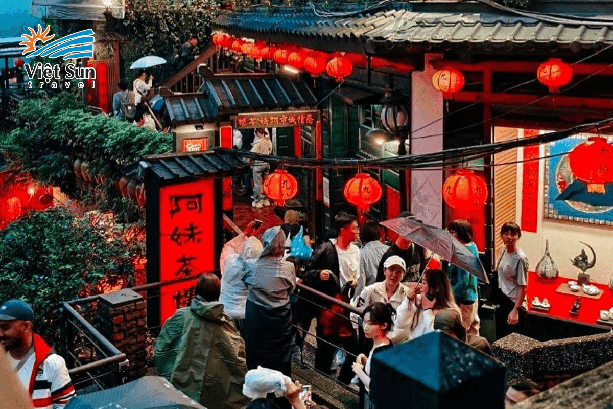 Dạo bước phố cổ Jiufen mùa xuân.