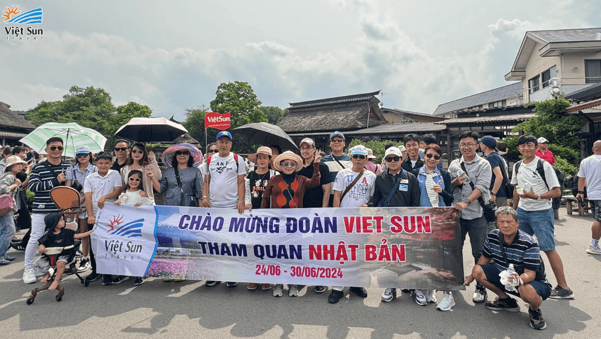 Đoàn check in làng cổ Oshino Hakkai.png