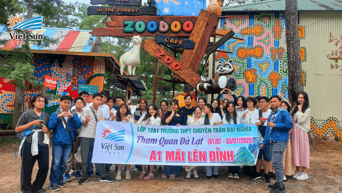 Đoàn khách Viet Sun Travel check in Đà Lạt
