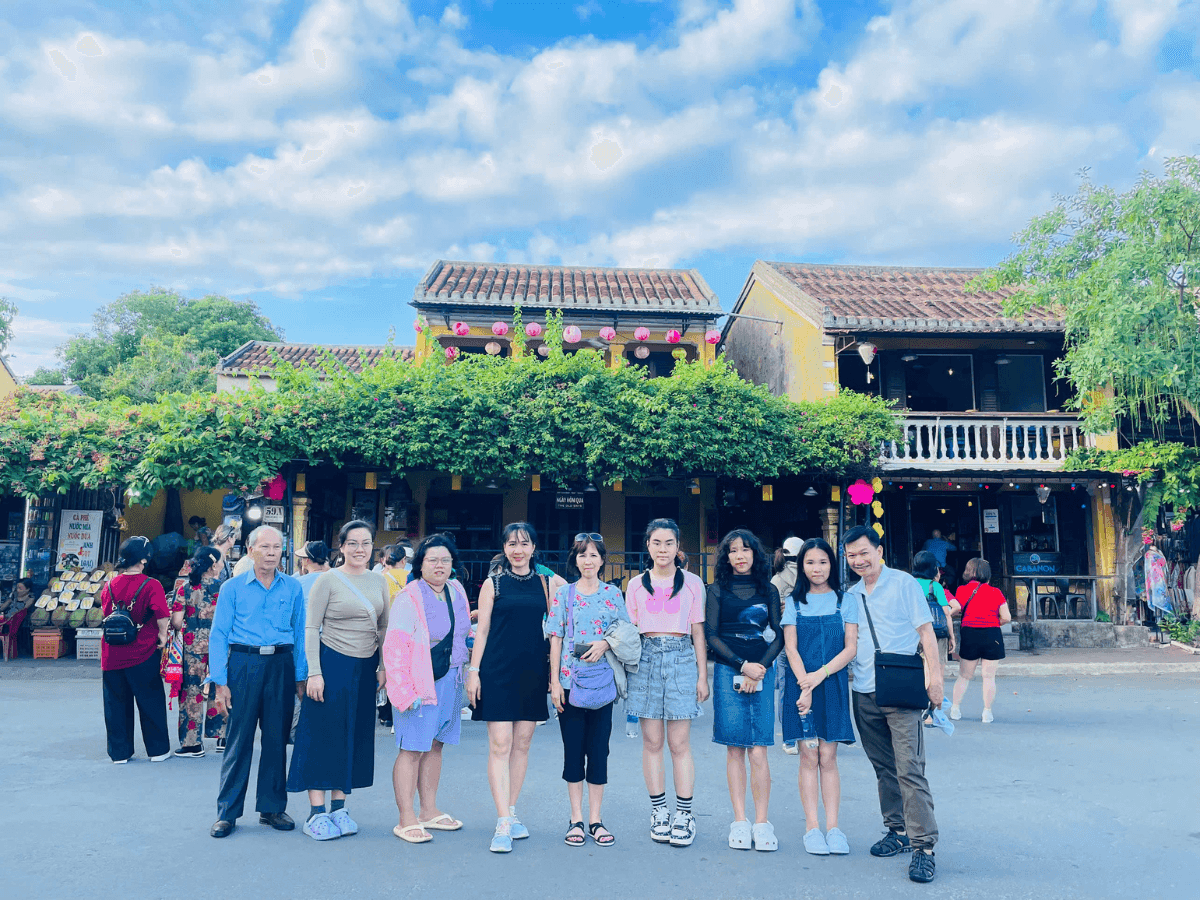 Đoàn khách Viet Sun Travel check in Hội An