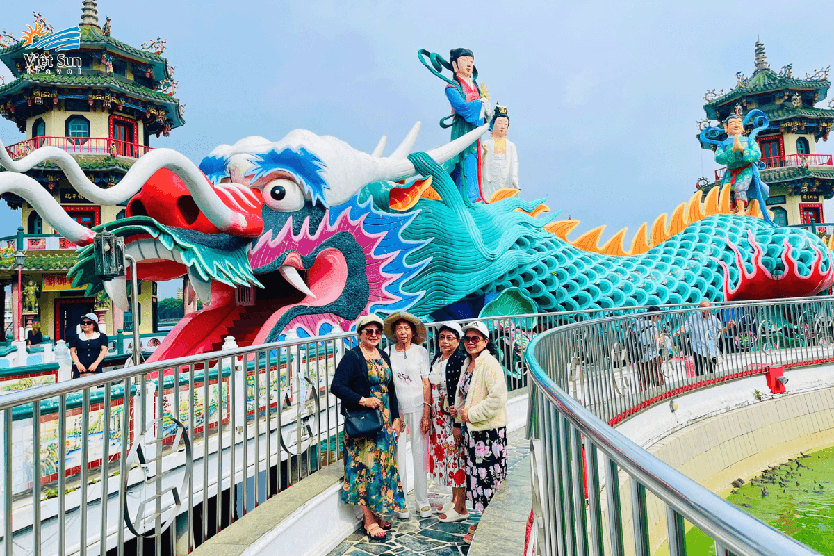 Du khách Viet Sun tham quan khu vực chùa.