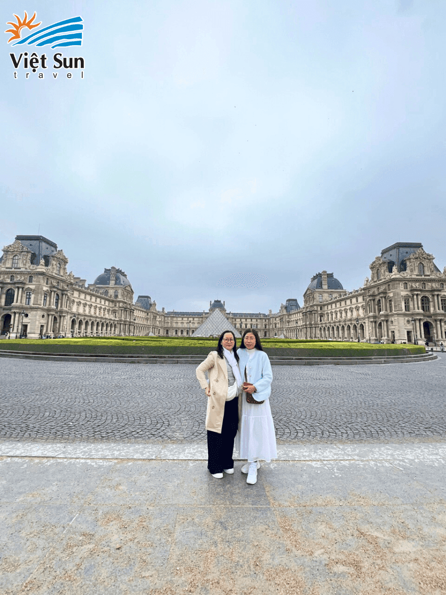 Du khách check in Bảo Tàng Louvre