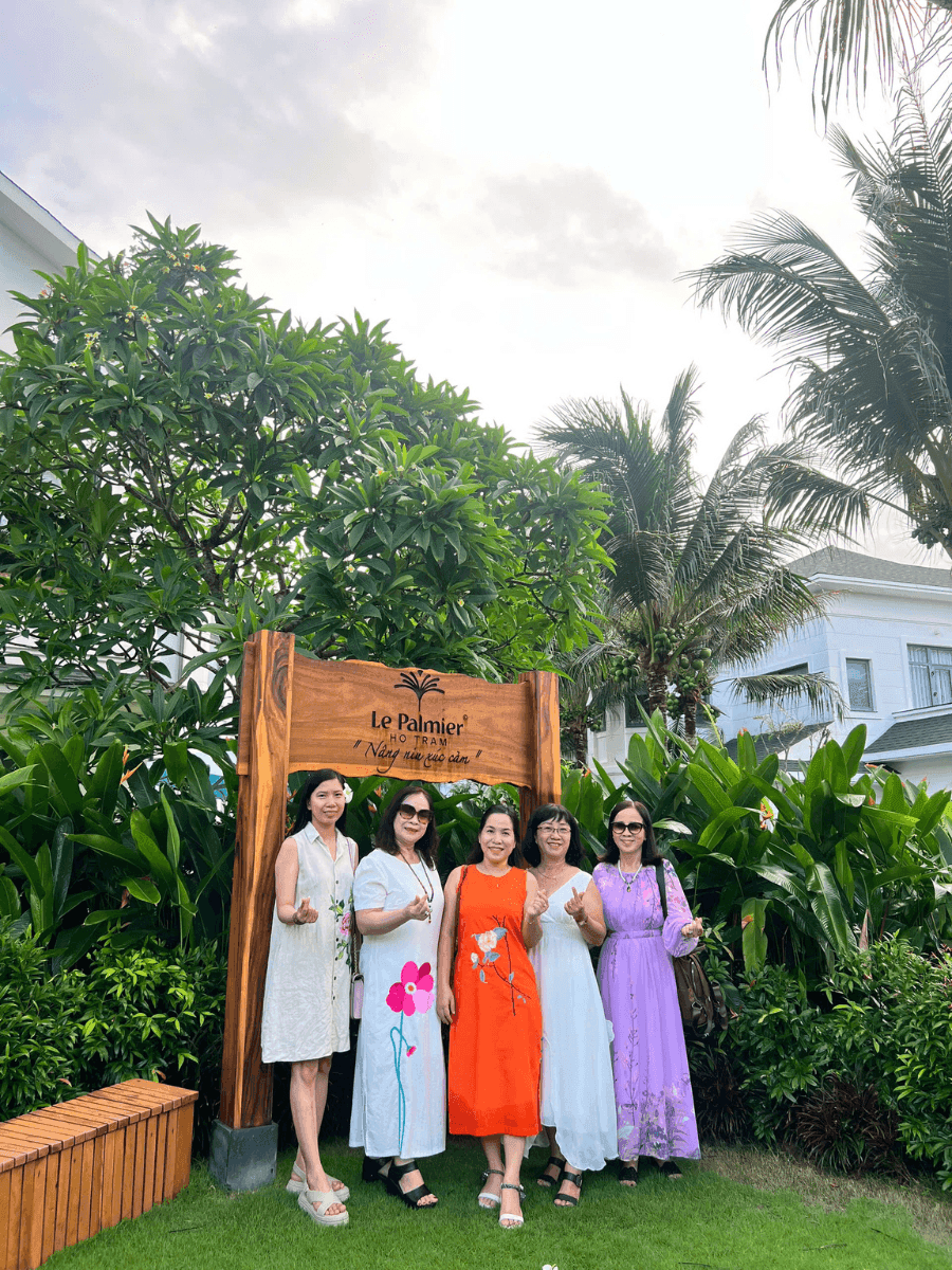 Du khách check in Hồ Tràm
