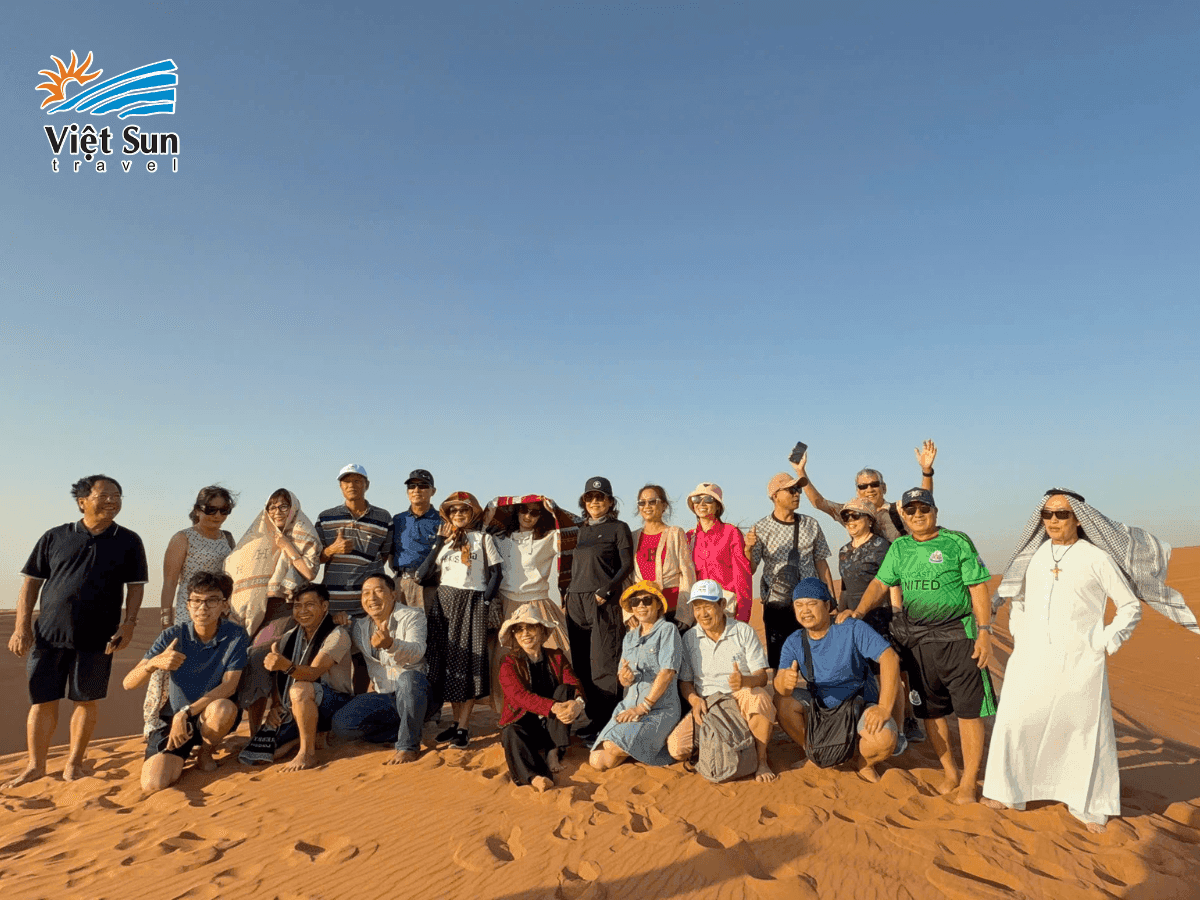 Du khách check in tour Dubai xa hoa