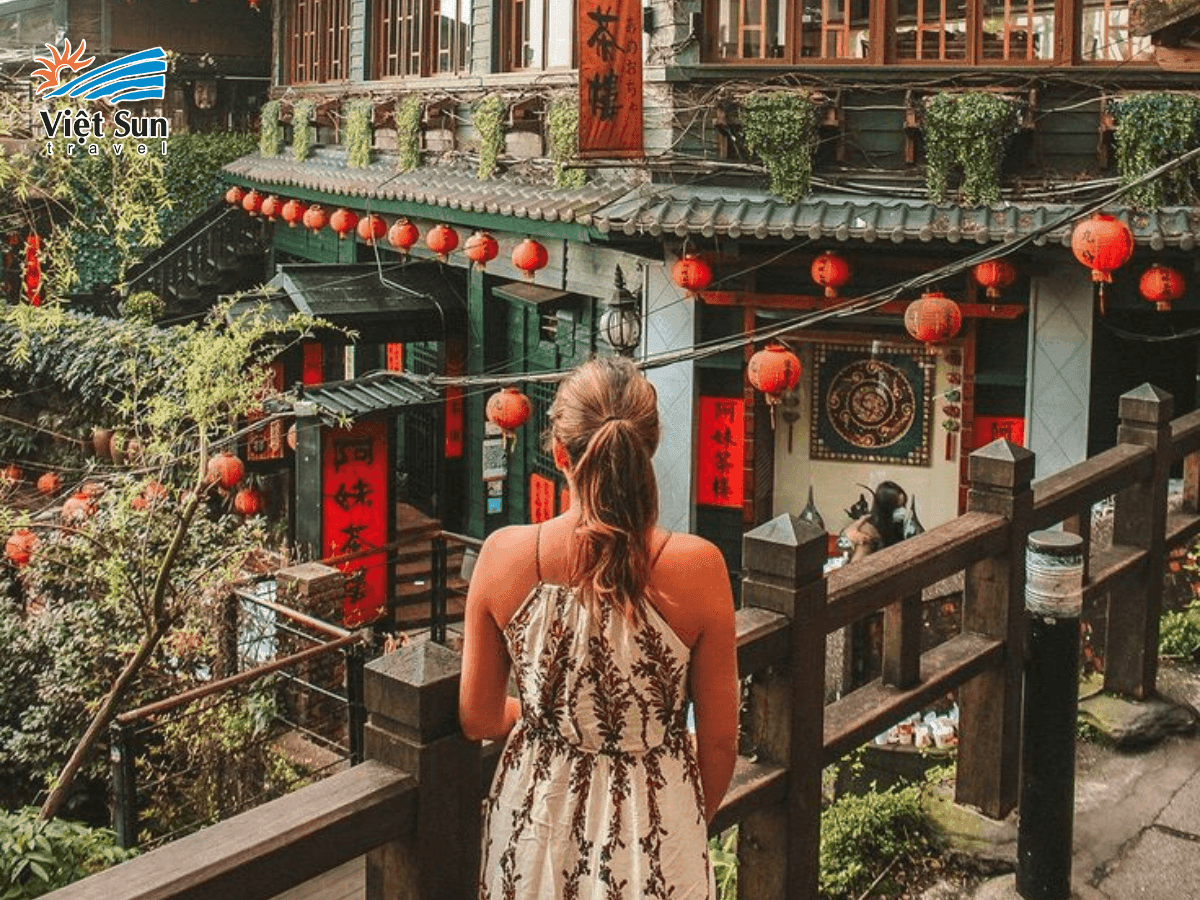 Du khách tạo dáng tại Cửu Phần.