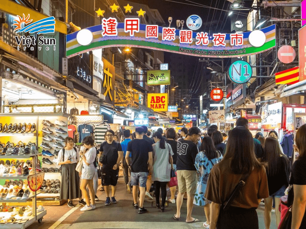 Du khách tham quan chợ đêm Đài Loan