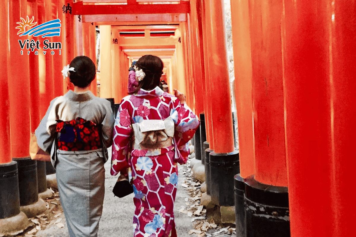 Du khách tham quan đền  Fushimi Inari.
